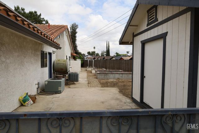 5705 Medio Luna Avenue, Bakersfield, CA 93306