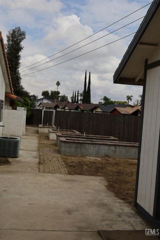 5705 Medio Luna Avenue, Bakersfield, CA 93306