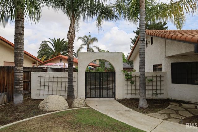 5705 Medio Luna Avenue, Bakersfield, CA 93306