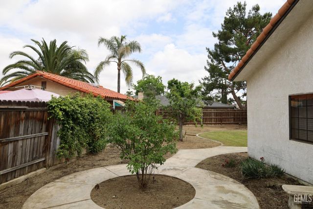 5705 Medio Luna Avenue, Bakersfield, CA 93306