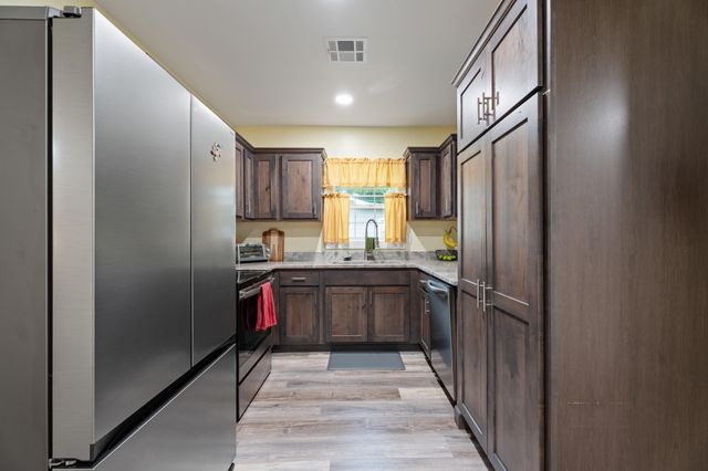 902 S Grand Street, Grove, OK 74344
