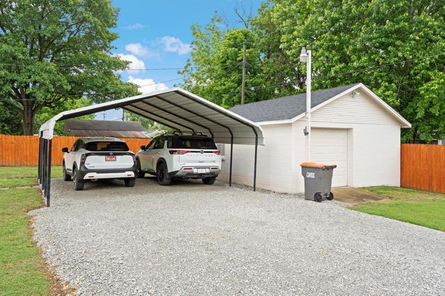 902 S Grand Street, Grove, OK 74344