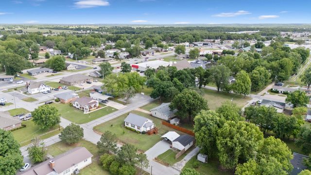 902 S Grand Street, Grove, OK 74344