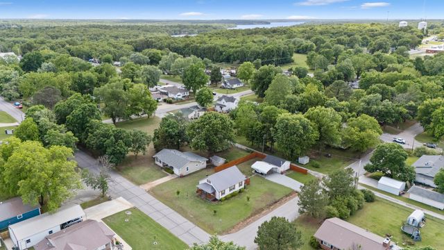 902 S Grand Street, Grove, OK 74344