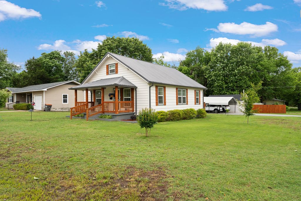 902 S Grand Street, Grove, OK 74344
