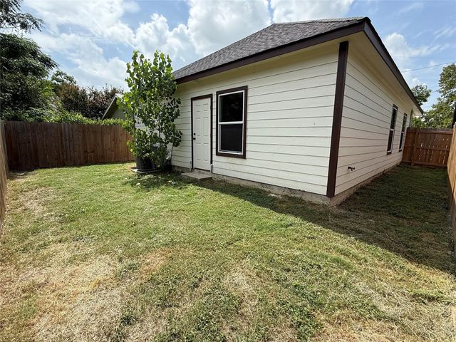 811 5th ST, Lockhart, TX 78644