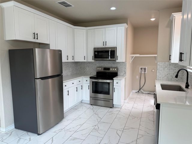 811 5th ST, Lockhart, TX 78644
