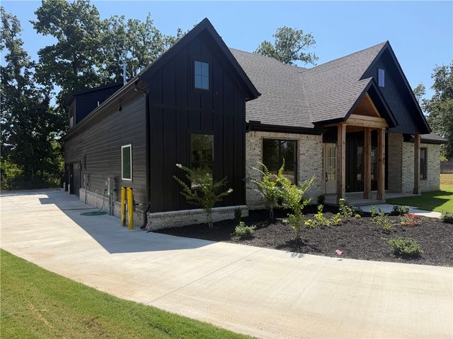 105 Autumn Hills Road, Bentonville, AR 72712