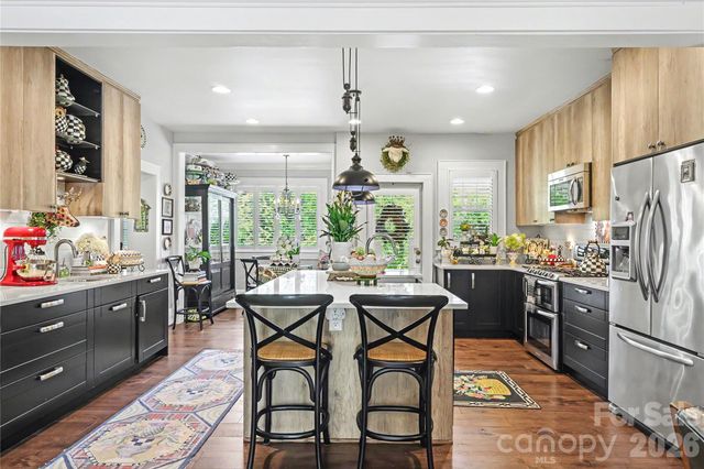 2527 Sharon Road, Charlotte, NC 28211