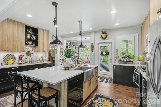 2527 Sharon Road, Charlotte, NC 28211