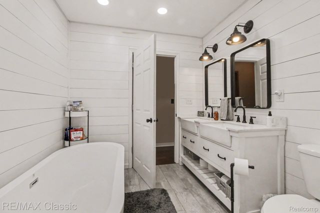 9800 Moon Road, Saline, MI 48176