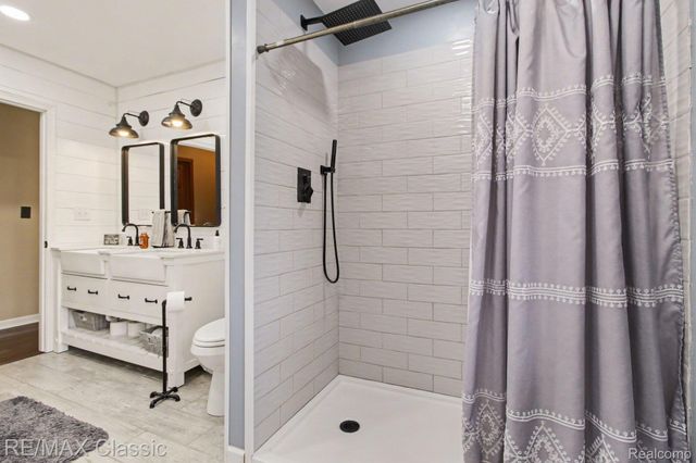 9800 Moon Road, Saline, MI 48176