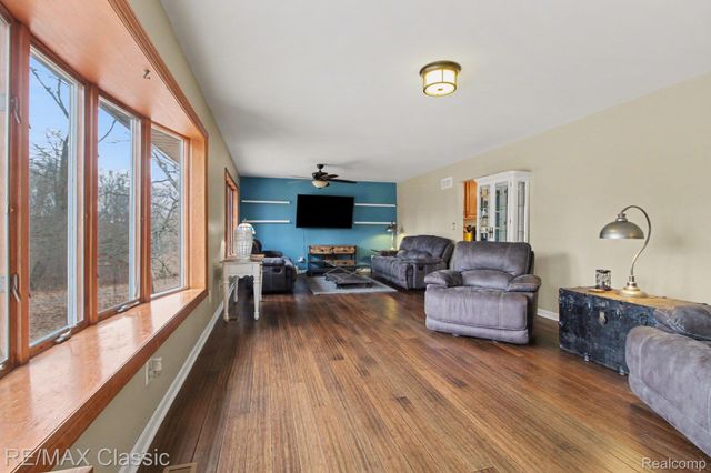 9800 Moon Road, Saline, MI 48176