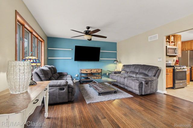 9800 Moon Road, Saline, MI 48176