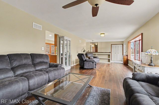 9800 Moon Road, Saline, MI 48176