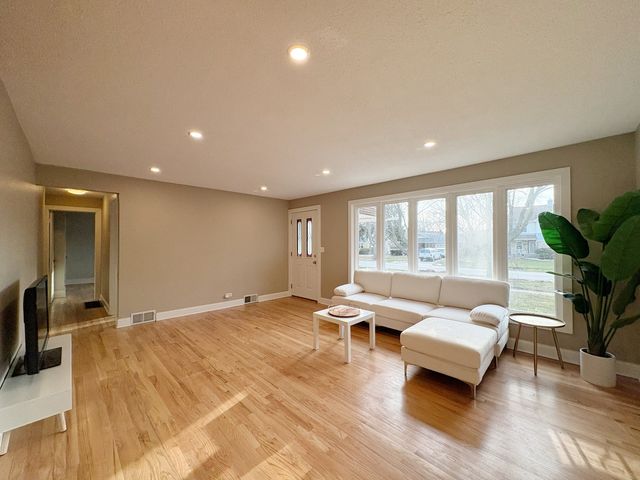 215 S Forest Avenue, Palatine, IL 60074