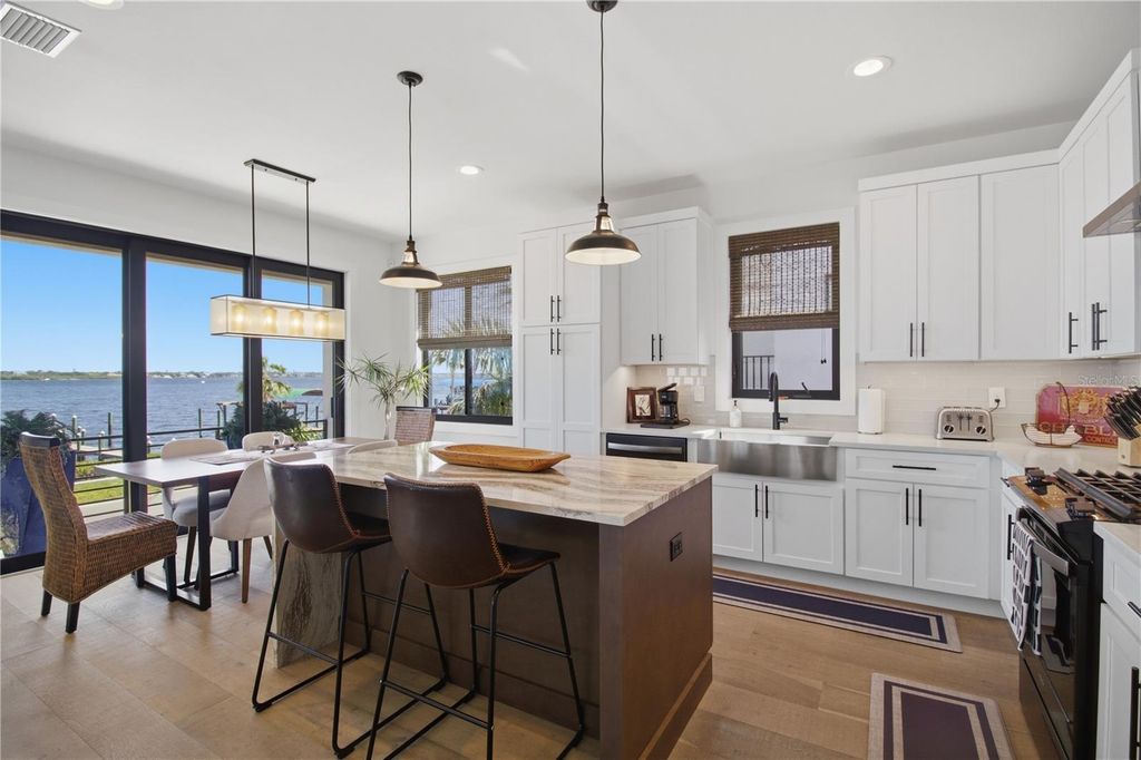 Image 11 of property listing at 1912 RIVERSIDE DRIVE E, Bradenton, FL 34208