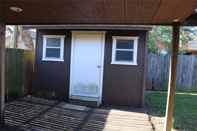 613 NW Renfro Street, Burleson, TX 76028