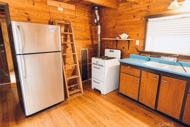 25020 Moon Drive, Crestline, CA 92325
