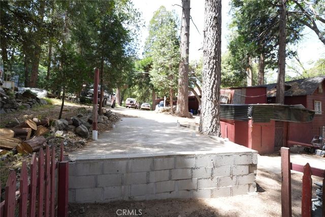 25020 Moon Drive, Crestline, CA 92325