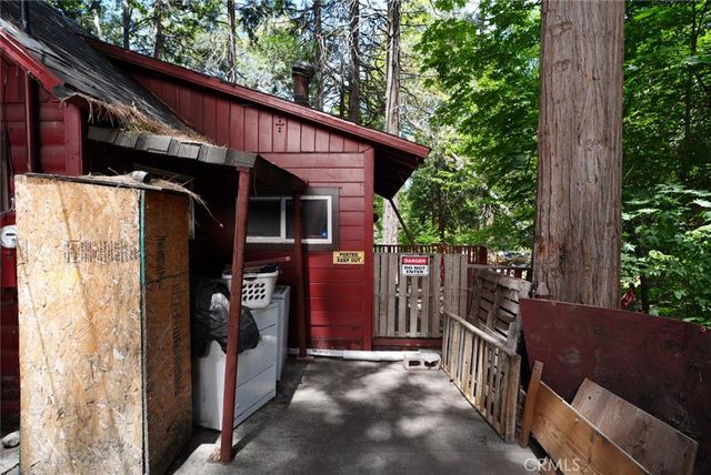 25020 Moon Drive, Crestline, CA 92325