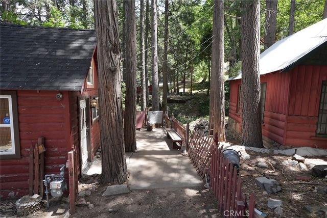 25020 Moon Drive, Crestline, CA 92325