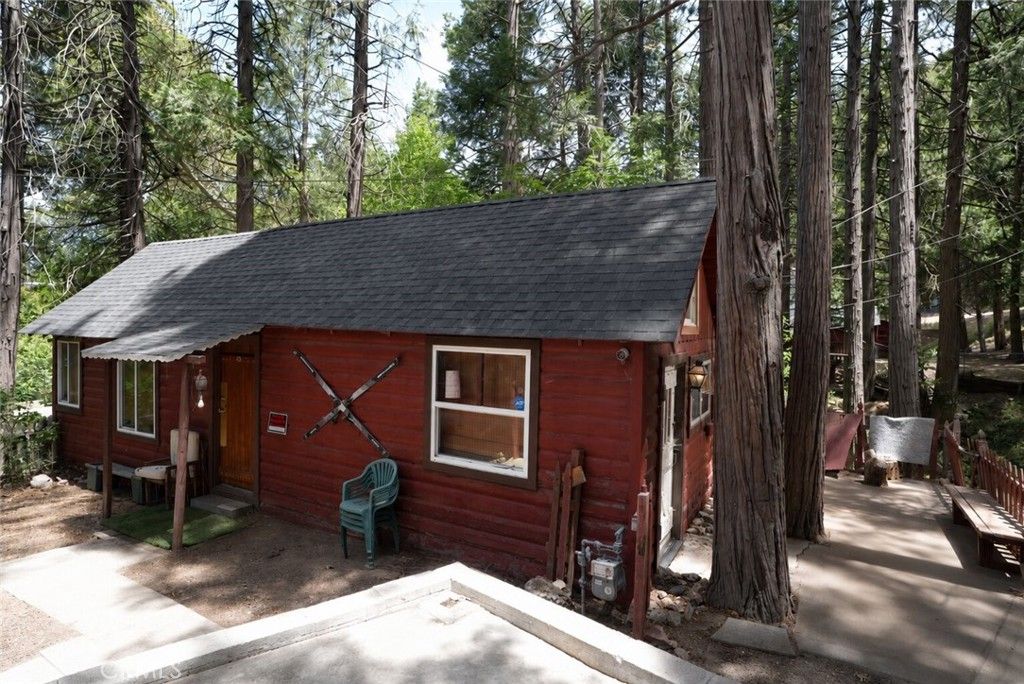 25020 Moon Drive, Crestline, CA 92325