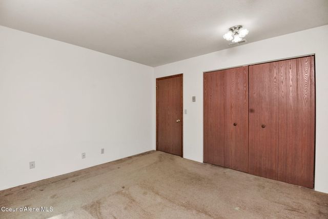 694 S SIGNAL POINT RD, Post Falls, ID 83854