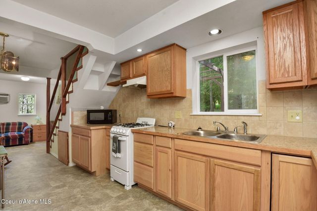 694 S SIGNAL POINT RD, Post Falls, ID 83854