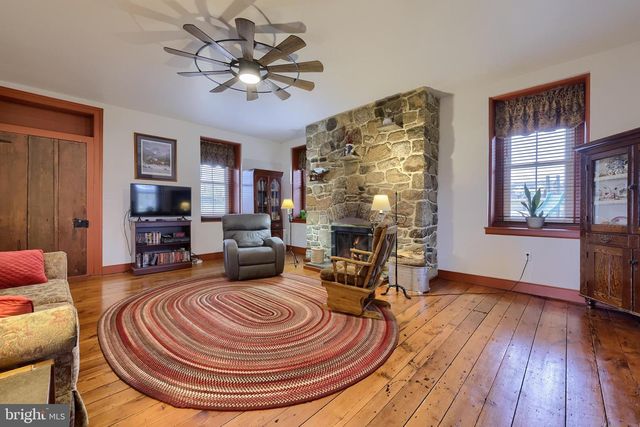 76 S BRICK LN, Elverson, PA 19520