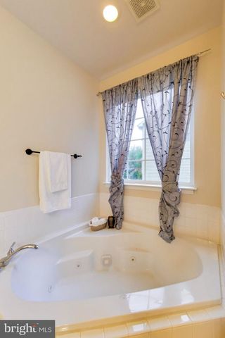 6210 FOREST GROVE DR, Fredericksburg, VA 22407