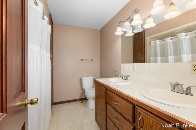 4689 8th Street, Caledonia, MI 49316