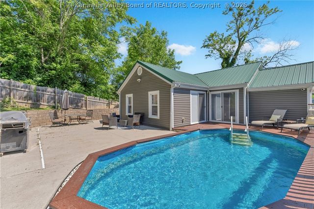 449 Strawberry Road, St Albans, WV 25177