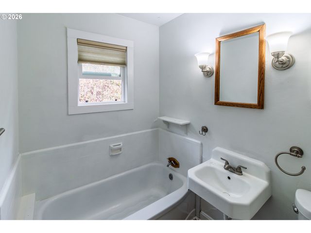 1830 Nw GOETZ St, Roseburg, OR 97471