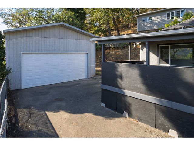 1830 Nw GOETZ St, Roseburg, OR 97471