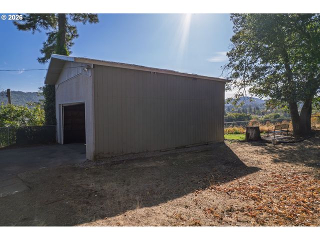 1830 Nw GOETZ St, Roseburg, OR 97471