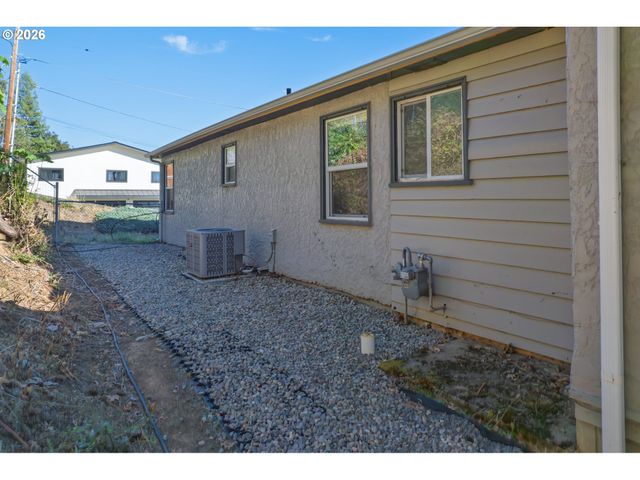 1830 Nw GOETZ St, Roseburg, OR 97471