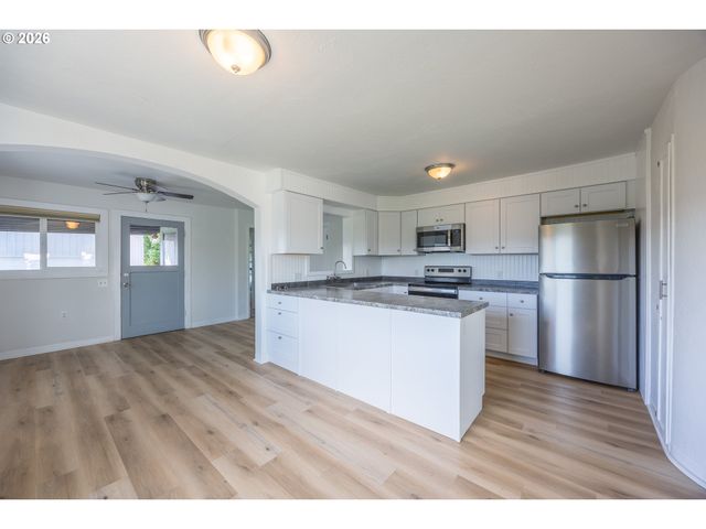 1830 Nw GOETZ St, Roseburg, OR 97471
