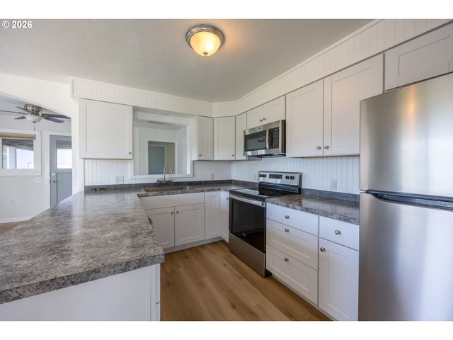 1830 Nw GOETZ St, Roseburg, OR 97471