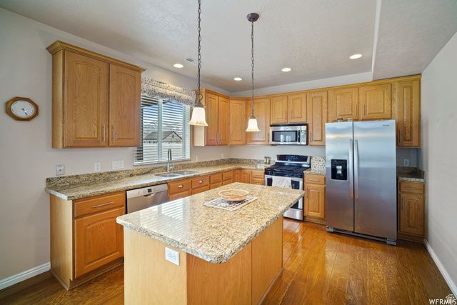 902 ROMSEY CT, North Salt Lake, UT 84054