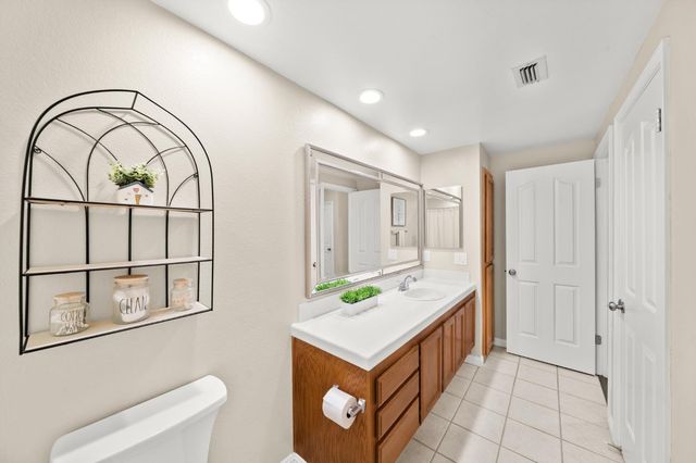 5820 Devon Dr, Rocklin, CA 95765