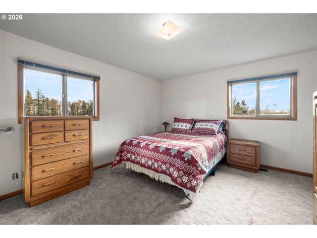 6884 S Hansen Ln, Aurora, OR 97002