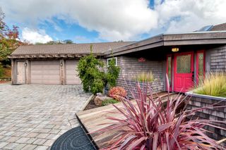 10 Robinhood Dr, Novato, CA 94945
