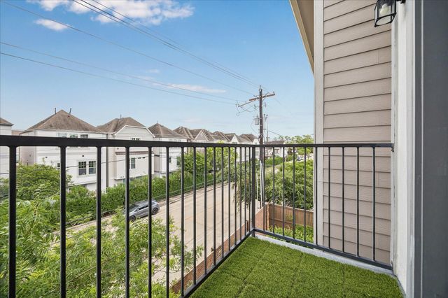 1704 Oak Leaf Pass Drive, Houston, TX 77055