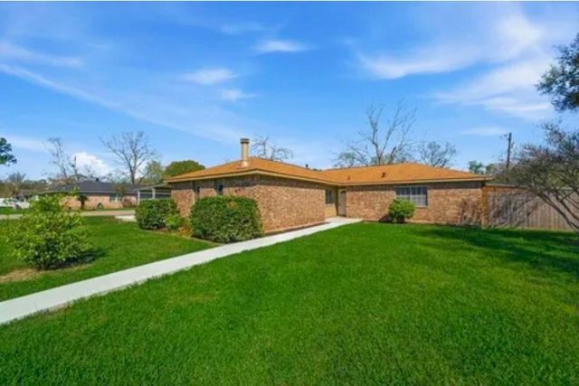 4803 28th Street E, Dickinson, TX 77539