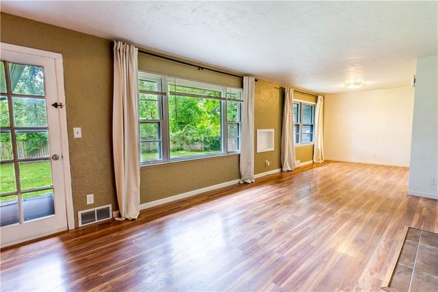 5414 NE Carmel Road, Kansas City, MO 64119