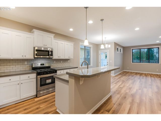 816 S CORINNE Dr, Newberg, OR 97132