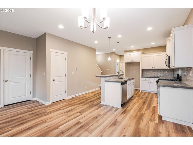 816 S CORINNE Dr, Newberg, OR 97132