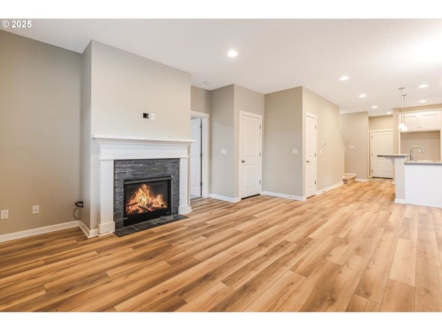 816 S CORINNE Dr, Newberg, OR 97132