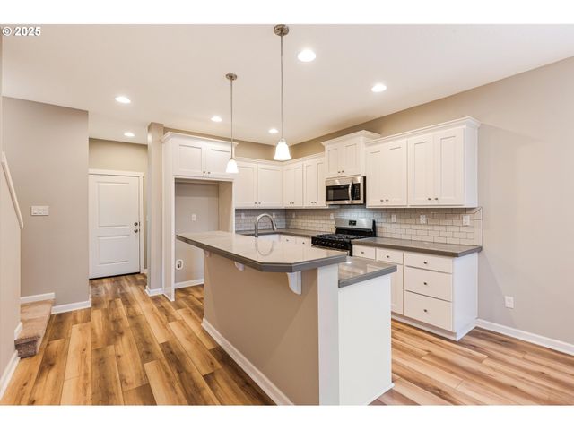 816 S CORINNE Dr, Newberg, OR 97132